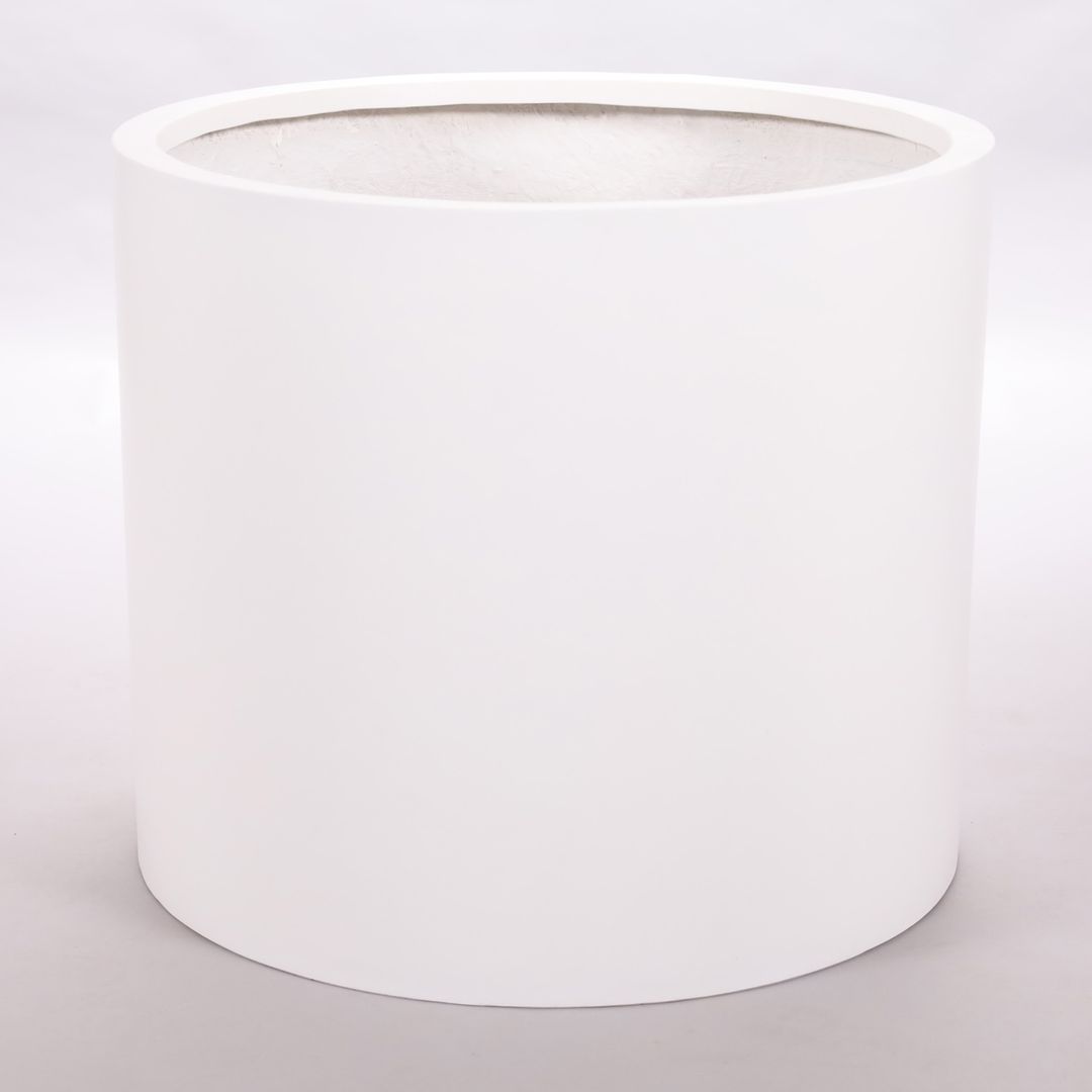 Zylindrischer Pflanzkübel aus Fiberglas in Perlmuttweiß, leer und leicht von oben vor hellgrauem Hintergrund