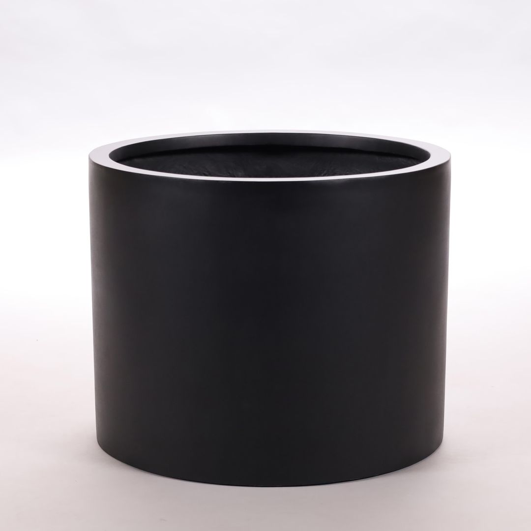 Zylindrischer Pflanzkübel aus Fiberglas in Schwarz-Matt, leer vor hellem Studiohintergrund