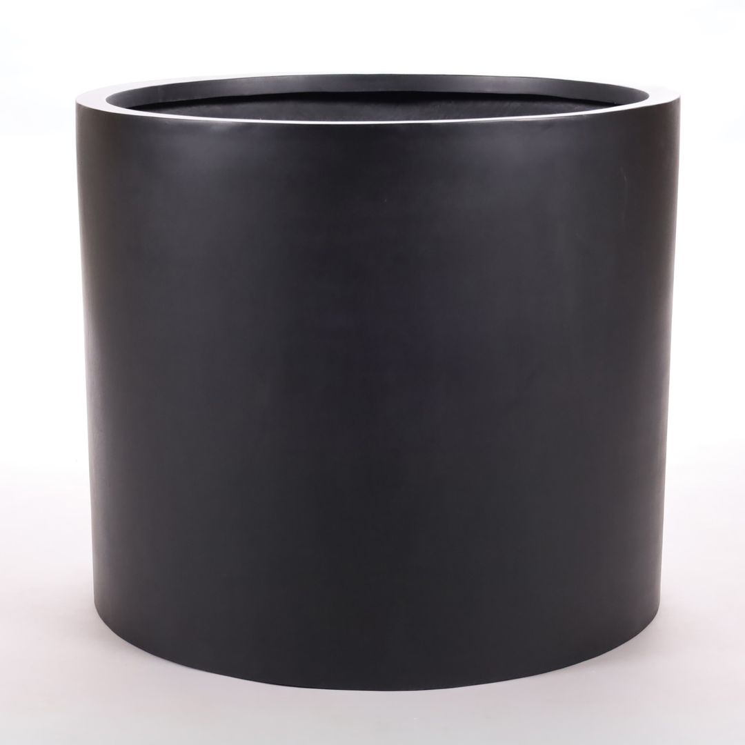 Zylindrischer Pflanzkübel aus Fiberglas in Schwarz-matt mit schmalem Rand vor hellem Hintergrund