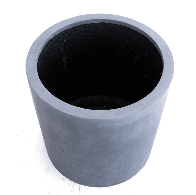 Grauer zylindrischer Pflanzkübel aus Fiberglas von schräg oben mit Blick in den schwarzen Innenraum