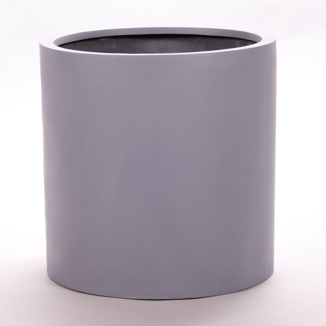 Zylindrischer Pflanzkübel aus Fiberglas in Grau, freigestellt vor hellem Hintergrund mit Blick in die Öffnung