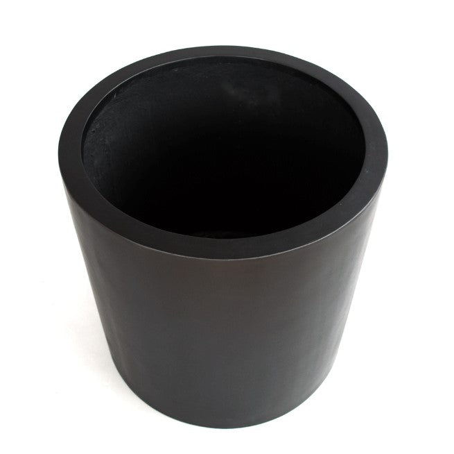Zylindrischer Pflanzkübel aus Fiberglas in Schwarz-matt, von schräg oben mit Blick in die leere Öffnung