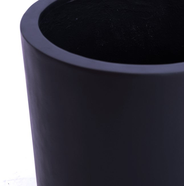 Detailansicht des oberen Rands eines zylindrischen Pflanzkübels aus Fiberglas in Schwarz-matt mit Blick ins Innere