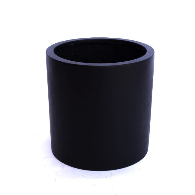 Zylindrischer Pflanzkübel aus Fiberglas in Schwarz-matt, leicht von oben gesehen vor weißem Hintergrund