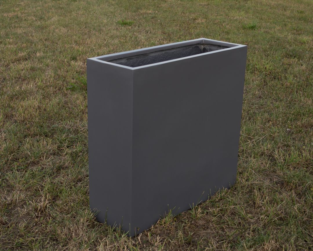 Rechteckiger, hoher Pflanzkübel aus Fiberglas in Anthrazit metallic, leer auf einer Rasenfläche im Freien