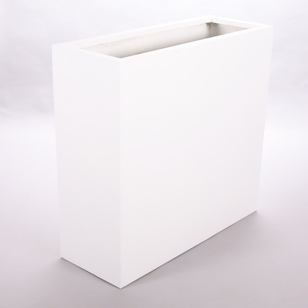 Rechteckiger Pflanzkübel aus Fiberglas in Perlmuttweiß, hoch und schmal, schräg von oben vor hellgrauem Hintergrund