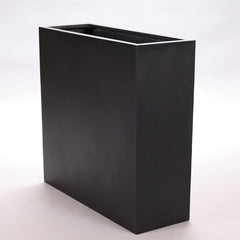 Schmaler, hoher rechteckiger Pflanzkübel aus Fiberglas in Schwarz-matt, schräg von vorne vor hellem Hintergrund