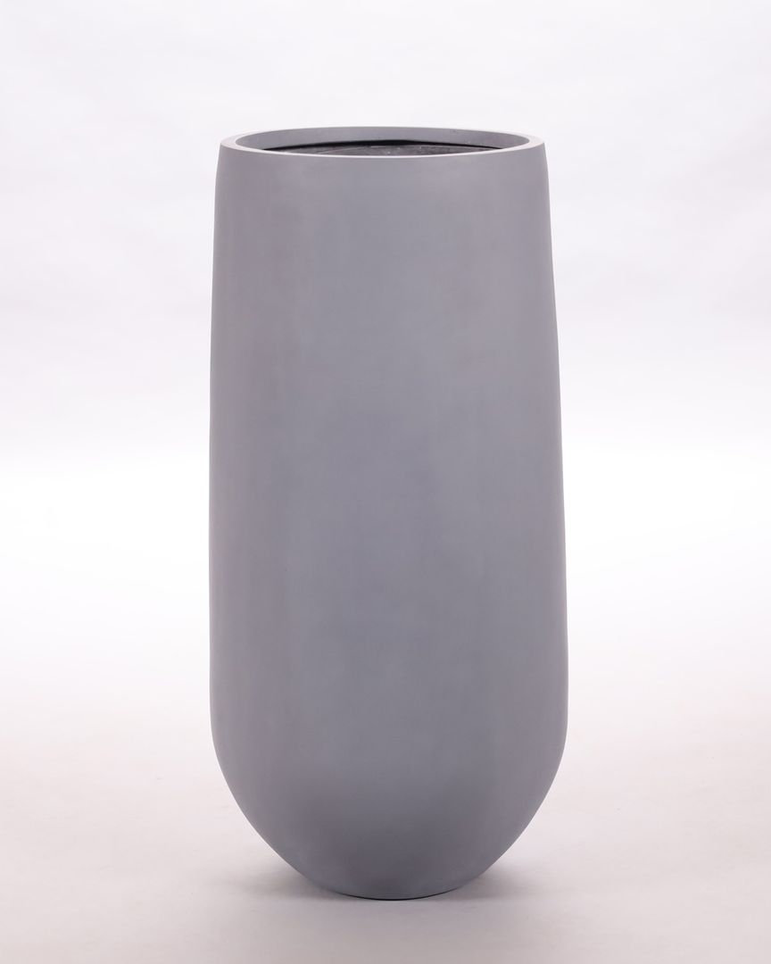 Hoher runder Pflanzkübel aus Fiberglas in Grau mit nach unten verjüngter, abgerundeter Form