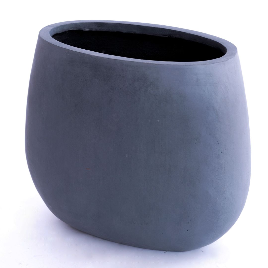 Ovaler Pflanzkübel aus Fiberglas in Grau mit bauchiger Form und abgerundeten Seiten vor weißem Hintergrund