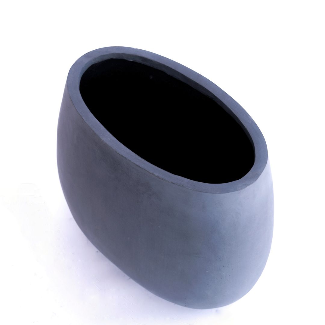 Ovaler Pflanzkübel aus Fiberglas in Grau, schräg von oben fotografiert mit Blick in die dunkle Öffnung
