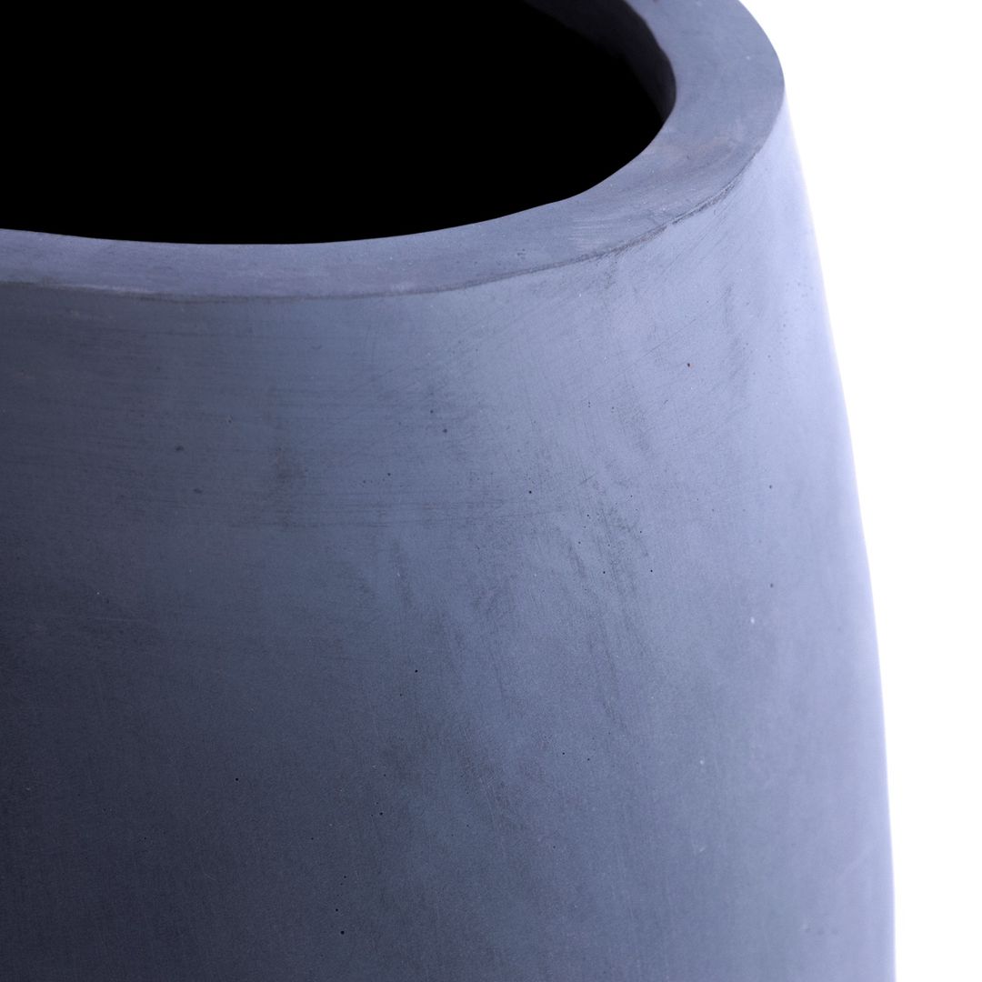 Nahaufnahme des oberen Randes eines grauen ovalen Pflanzkübels aus Fiberglas mit matter, leicht strukturierter Oberfläche