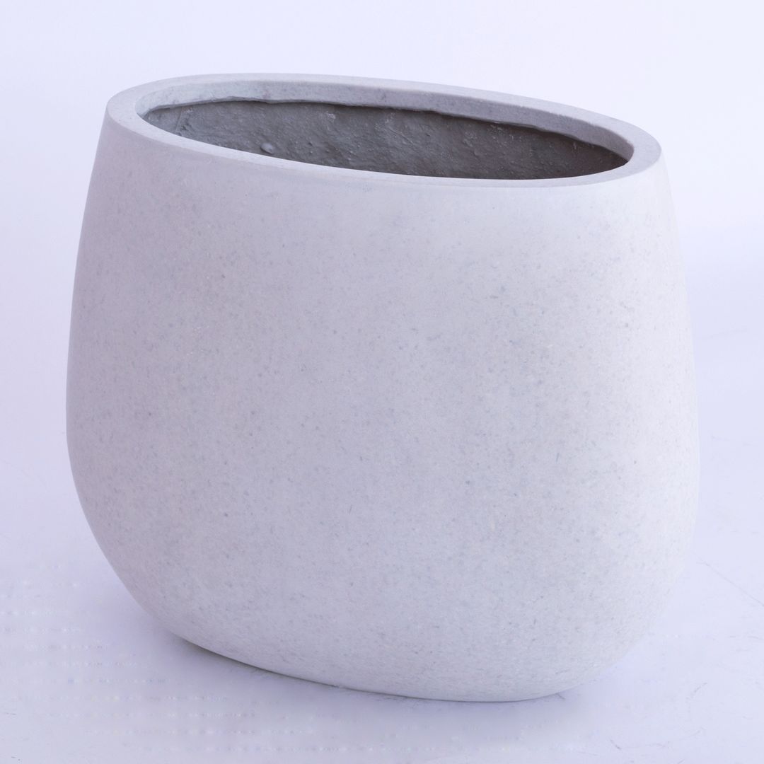 Ovaler, bauchiger Pflanzkübel aus Fiberglas in Perlmuttweiß mit fein gesprenkelter Oberfläche, schräg von oben