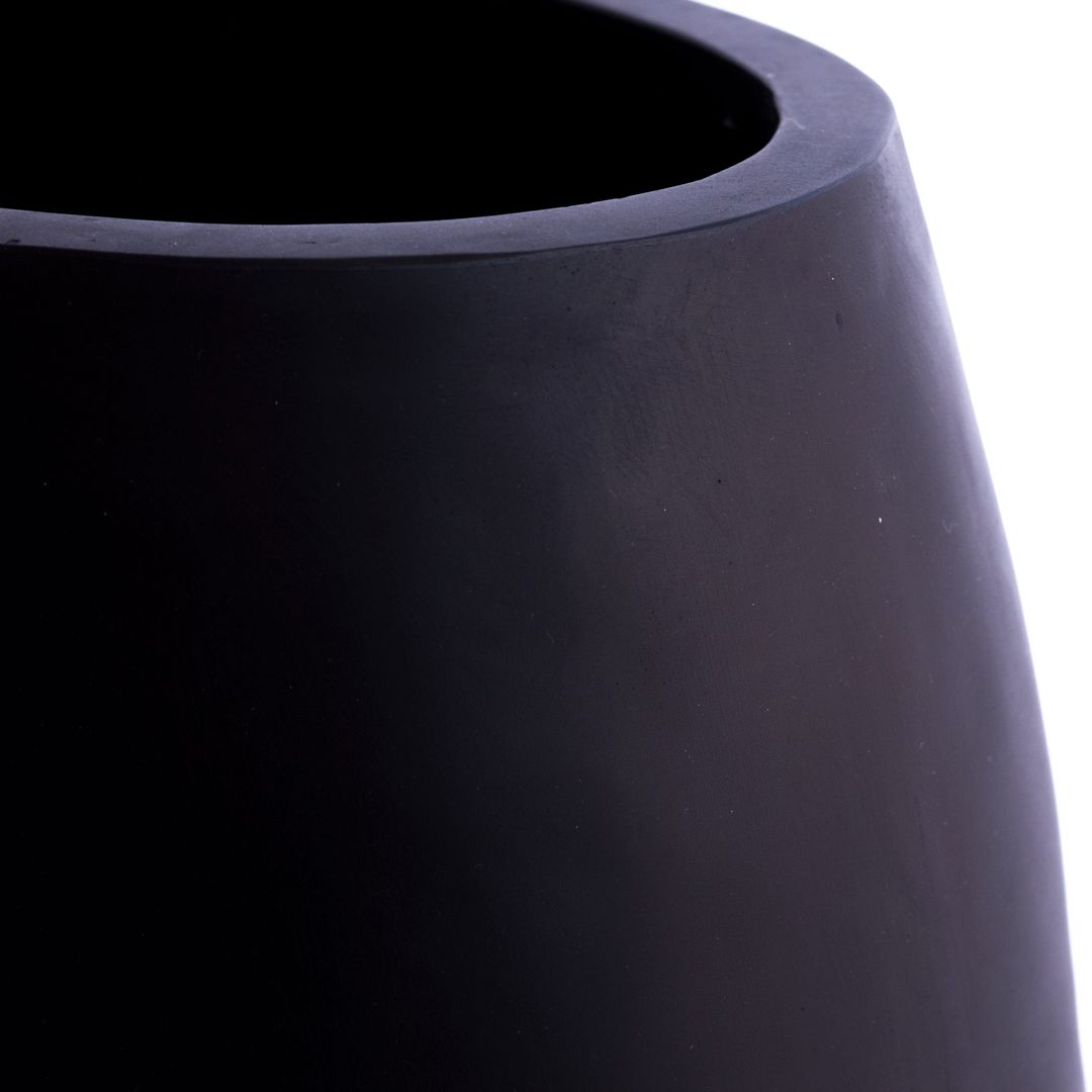 Nahaufnahme eines schwarz-matten ovalen Pflanzkübels aus Fiberglas mit Blick auf Rand und gewölbte Seitenwand