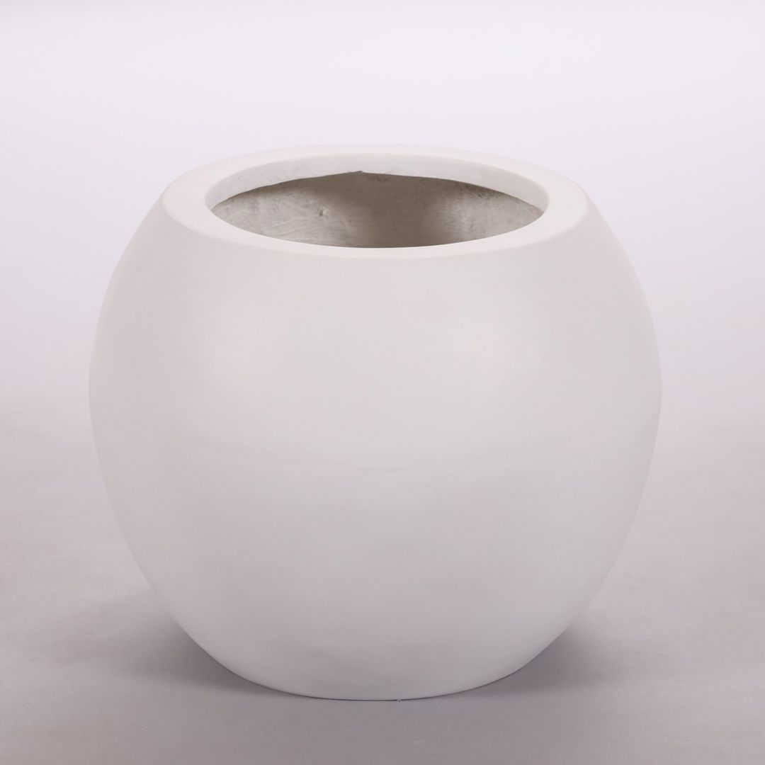 Pflanzkübel aus Fiberglas in Ballform in Perlmuttweiß mit runder Öffnung vor hellgrauem Hintergrund