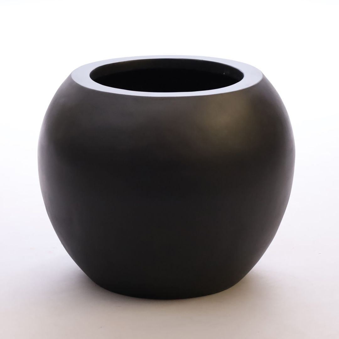 Pflanzkübel Ball aus Fiberglas in Schwarz-matt mit runder, bauchiger Form vor hellem Hintergrund