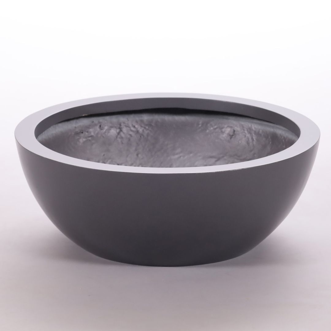Runde flache Pflanzschale aus Fiberglas in Anthrazit metallic mit breitem Rand, schräg von oben ins Innere gesehen