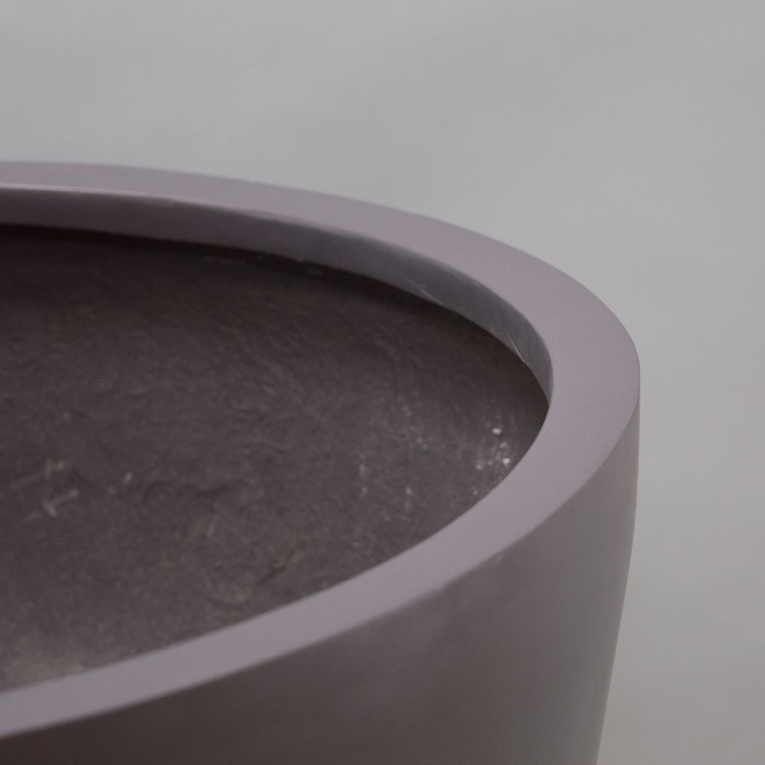 Detailansicht des Rands einer runden Pflanzschale aus Fiberglas in Anthrazit metallic mit Blick ins Innere