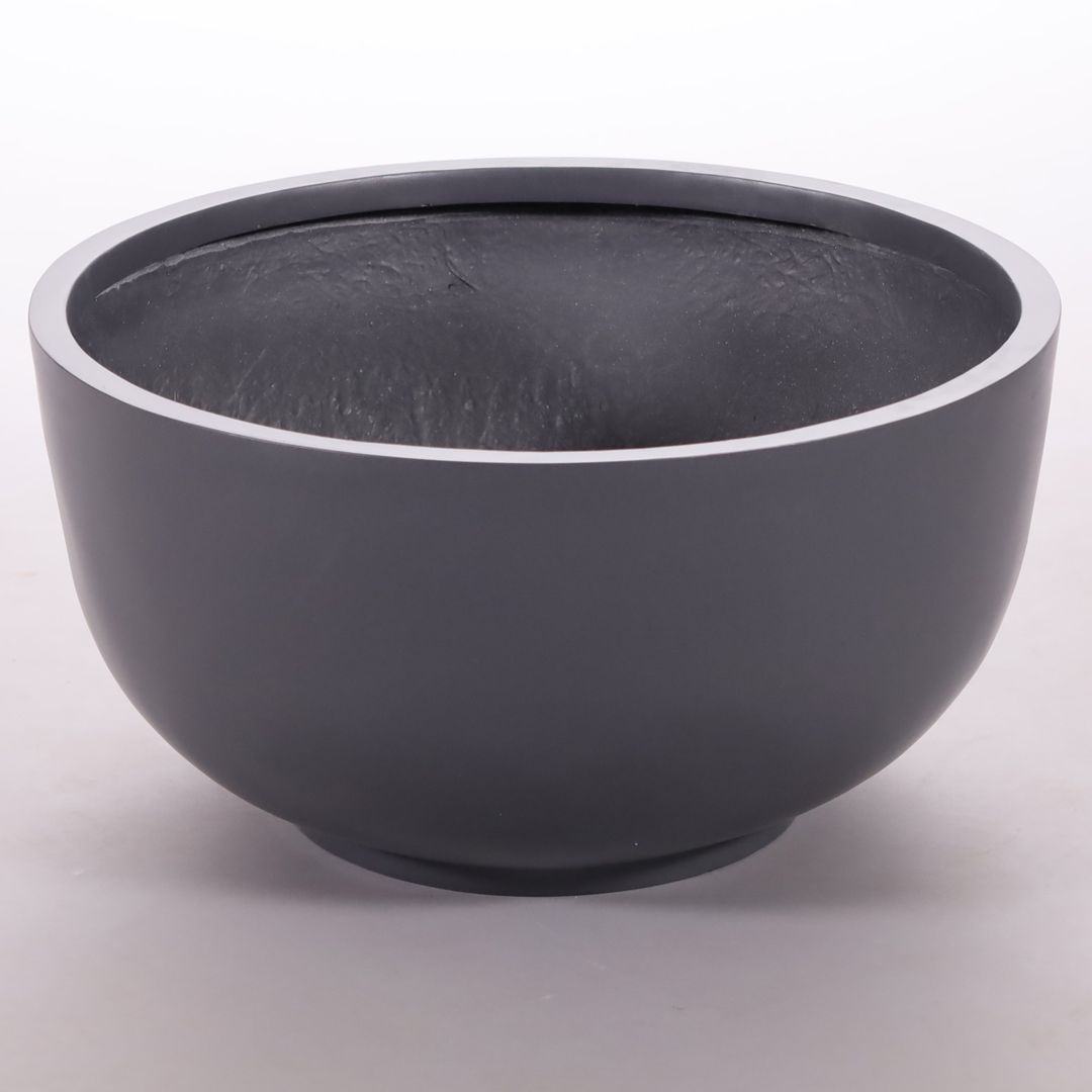 Runde Pflanzschale aus Fiberglas in Anthrazit metallic, leicht von oben gesehen vor hellgrauem Hintergrund