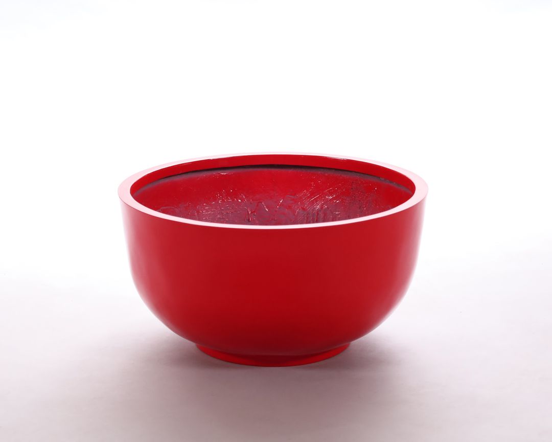Runde Pflanzschale aus Fiberglas in Hochglanz Rot mit kleinem Standfuß vor hellem Hintergrund