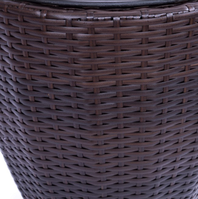 Nahaufnahme des Flechtmusters eines runden konischen Pflanzkübels aus Polyrattan in Coffee Braun mit dunklem Einsatzrand