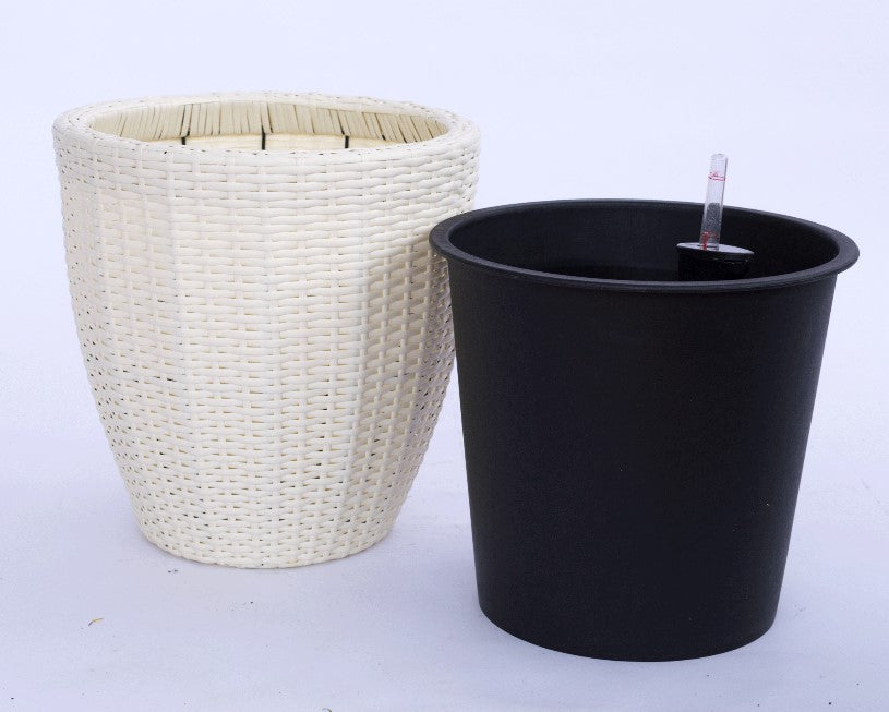 Runder konischer Pflanzkübel aus Polyrattan in Creme Weiß neben schwarzem Kunststoffeinsatz mit Wasserstandsanzeiger