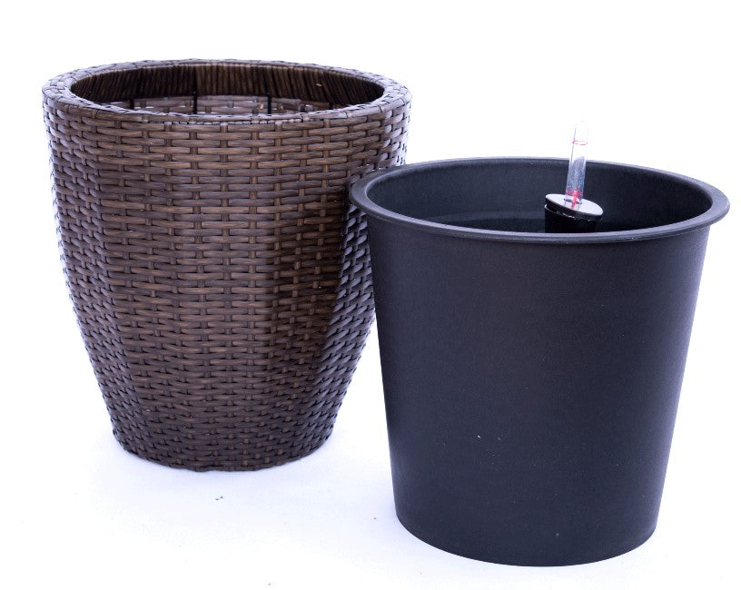 Runder konischer Pflanzkübel aus braunem Polyrattan neben schwarzem Kunststoffeinsatz mit Wasserstandsanzeiger