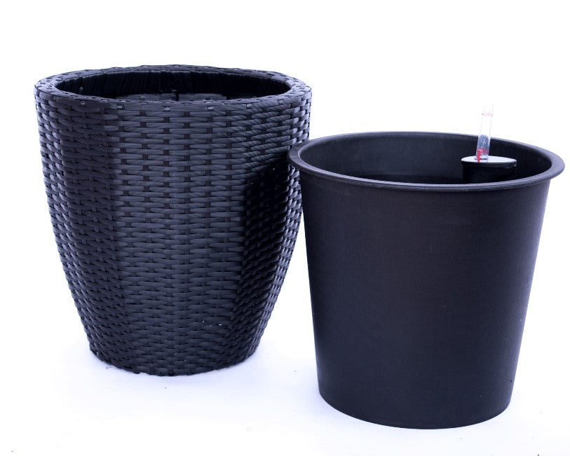 Schwarzer runder konischer Pflanzkübel aus Polyrattan neben schwarzem Kunststoffeinsatz mit Wasserstandsanzeiger