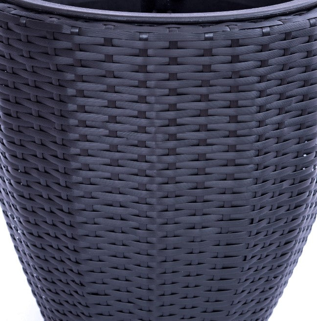 Nahaufnahme eines schwarzen runden Pflanzkübels aus Polyrattan mit gleichmäßigem Flechtmuster und schmalem Rand
