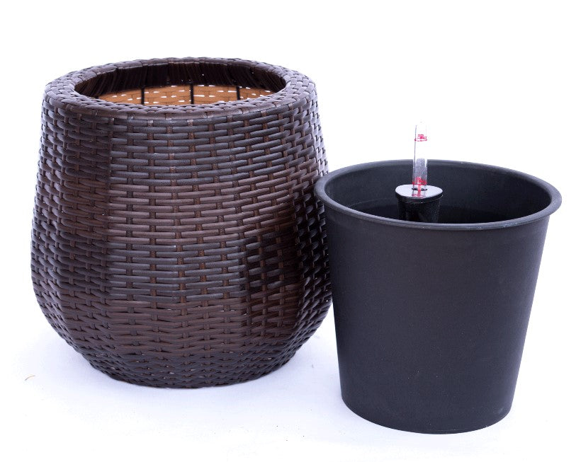 Pflanzkübel aus Polyrattan in Coffee Braun mit bauchiger Form neben schwarzem Kunststoffeinsatz mit Wasserstandsanzeiger