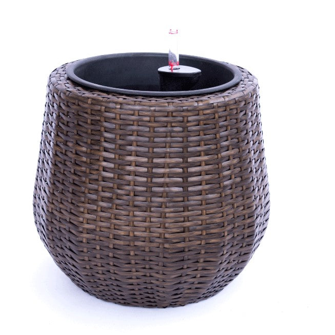 Runder bauchiger Pflanzkübel aus Polyrattan in Mocca mit schwarzem Kunststoffeinsatz und Wasserstandsanzeiger