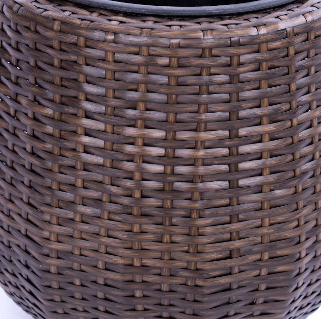 Nahaufnahme des Geflechts eines runden Pflanzkübels aus Polyrattan in Mocca mit dunklem Einsatz am oberen Rand