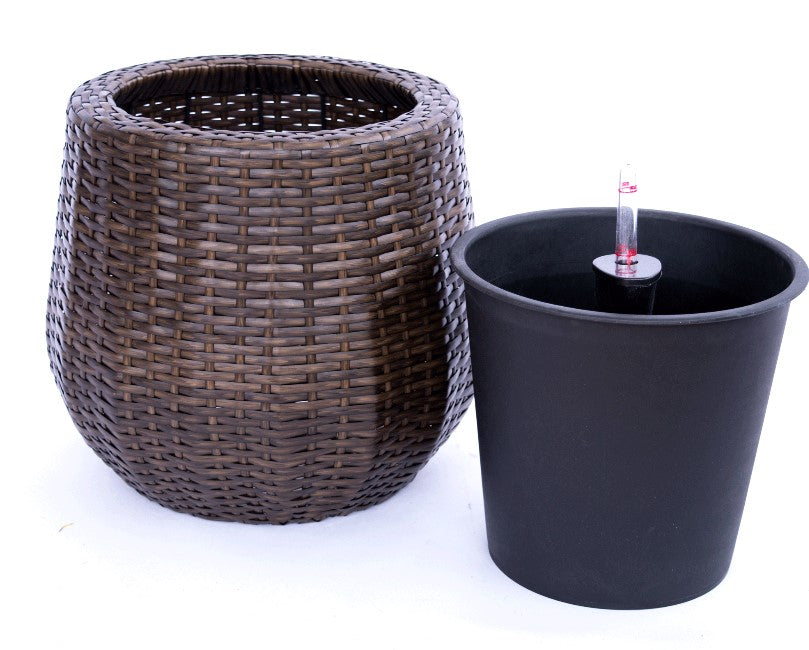 Mocca-farbener Pflanzkübel aus Polyrattan in bauchiger Form neben schwarzem Kunststoffeinsatz mit Wasserstandsanzeiger