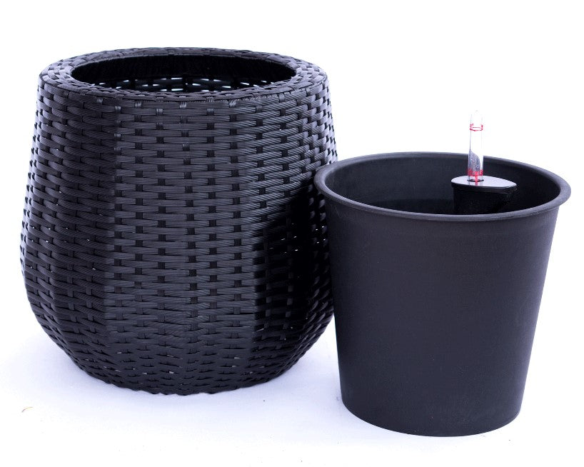 Schwarzer Pflanzkübel aus Polyrattan in runder bauchiger Form neben schwarzem Kunststoffeinsatz mit Wasserstandsanzeiger