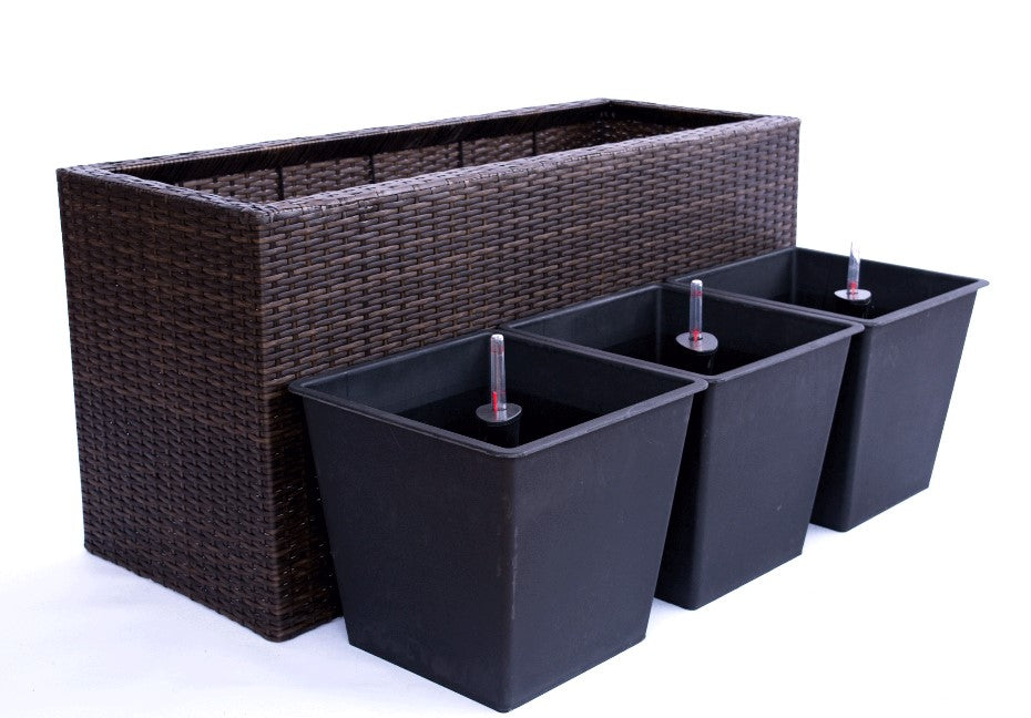 Rechteckiger Pflanzkübel aus Polyrattan in Mocca mit drei schwarzen Kunststoffeinsätzen samt Wasserstandsanzeigern davor