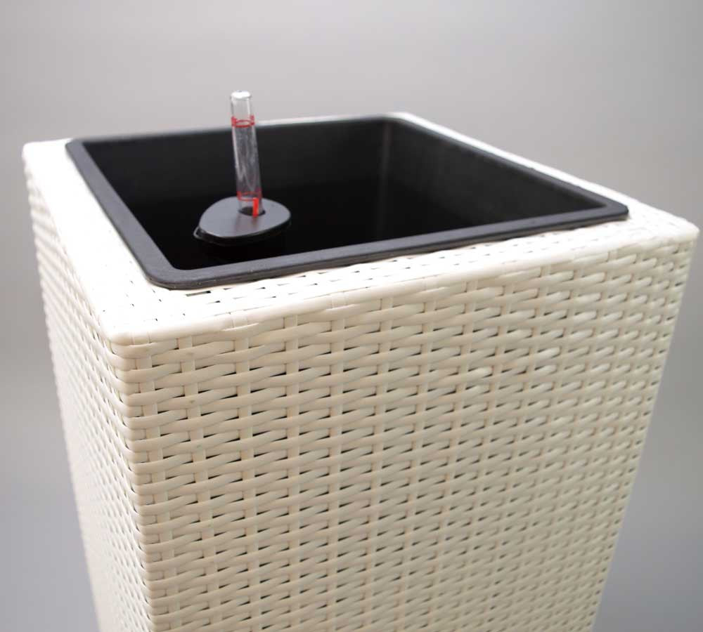 Oberer Teil einer weißen Pflanzsäule aus Polyrattan mit schwarzem Kunststoffeinsatz und Wasserstandsanzeiger