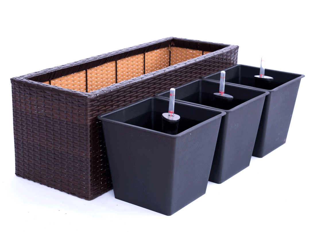 Rechteckiger Pflanzkübel aus Polyrattan in Coffee Braun mit drei schwarzen Kunststoffeinsätzen und Wasserstandsanzeigern
