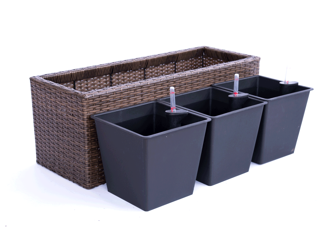 Rechteckiger Pflanzkübel aus Polyrattan in Mocca, davor drei schwarze Kunststoffeinsätze mit Wasserstandsanzeigern