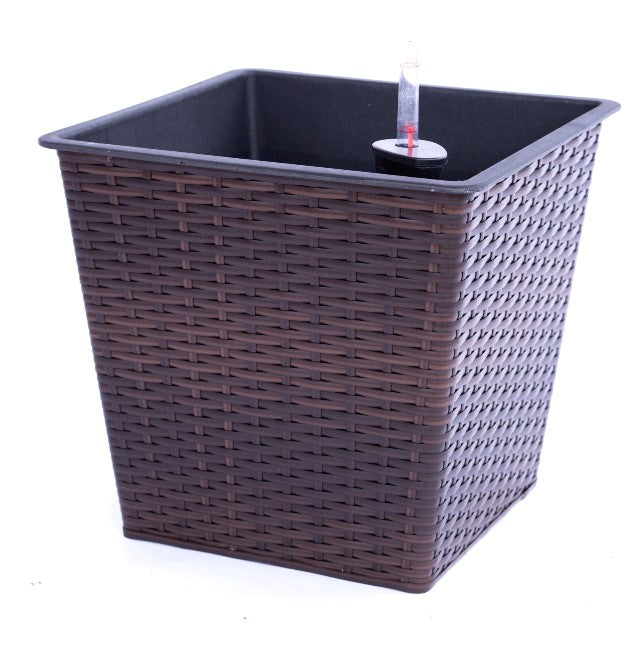 Quadratischer, konischer Pflanzkübel aus Polyrattan in Coffee Braun mit grauem Einsatz und Wasserstandsanzeiger