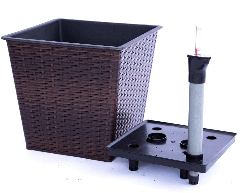 Quadratisch konischer Pflanzkübel aus Polyrattan in Coffee Braun neben Bewässerungseinsatz mit Wasserstandsanzeiger