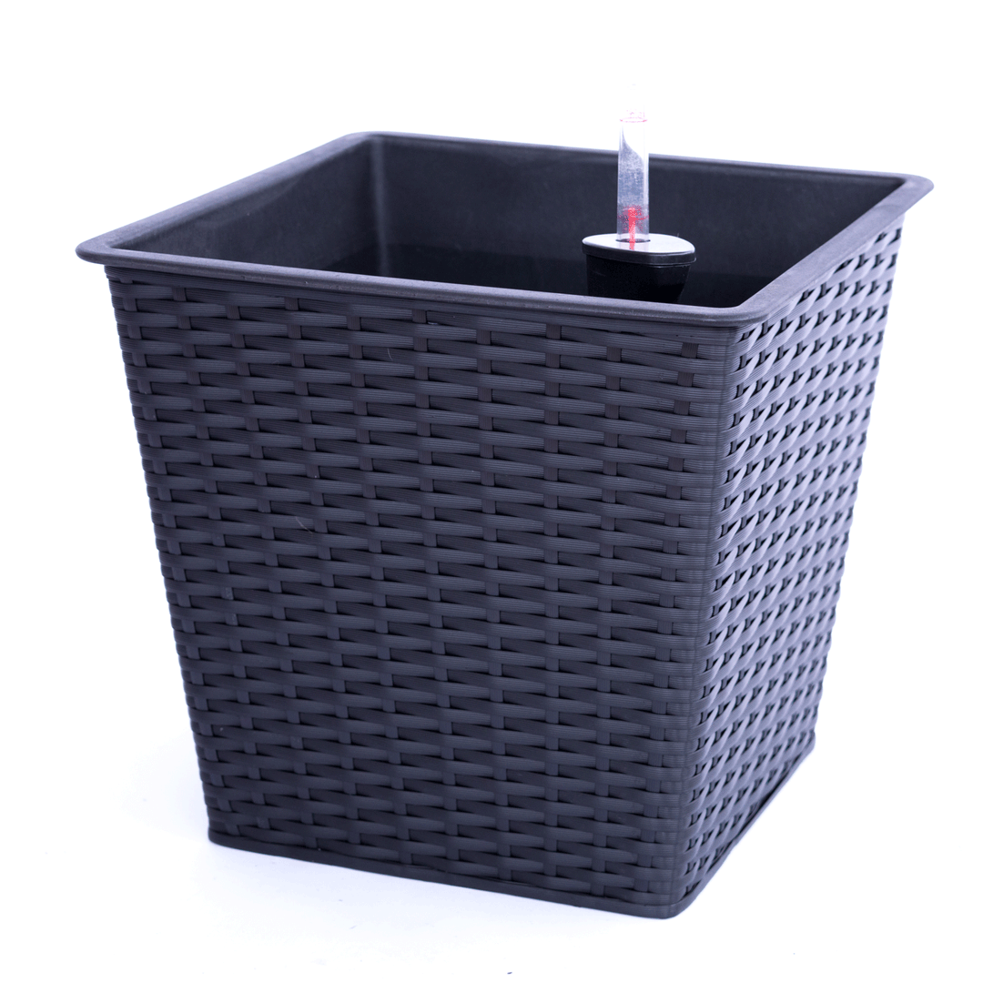 Schwarzer quadratischer Blumenkübel aus Polyrattan, konisch geformt, mit Einsatz und Wasserstandsanzeige