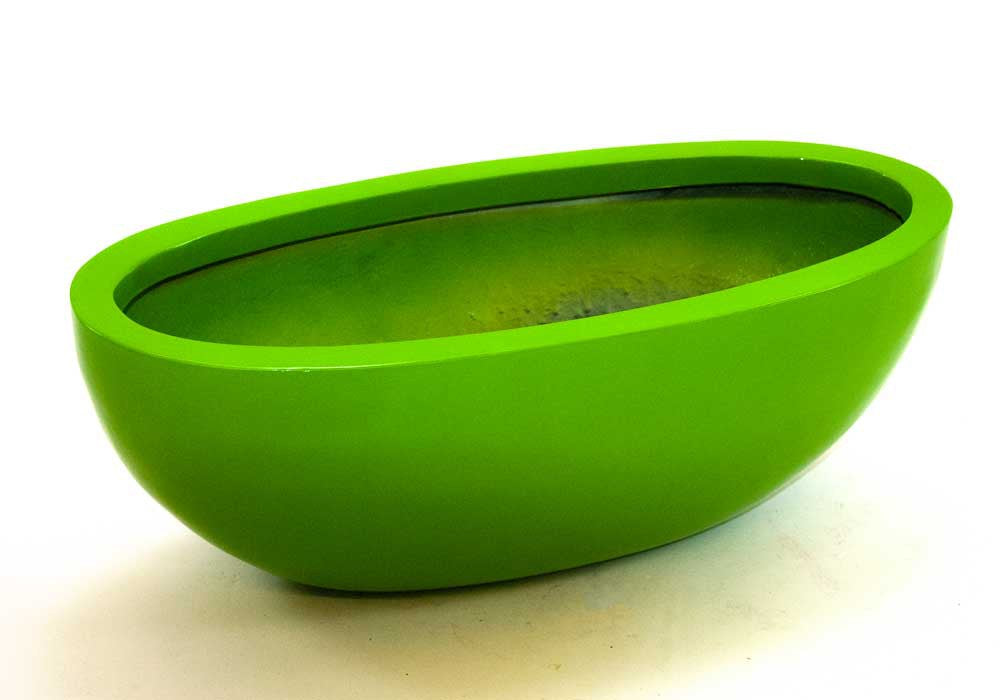 Ovaler Pflanzkübel aus Fiberglas in Hochglanz Avocadogrün mit schmalem Rand, schräg von oben vor hellem Hintergrund