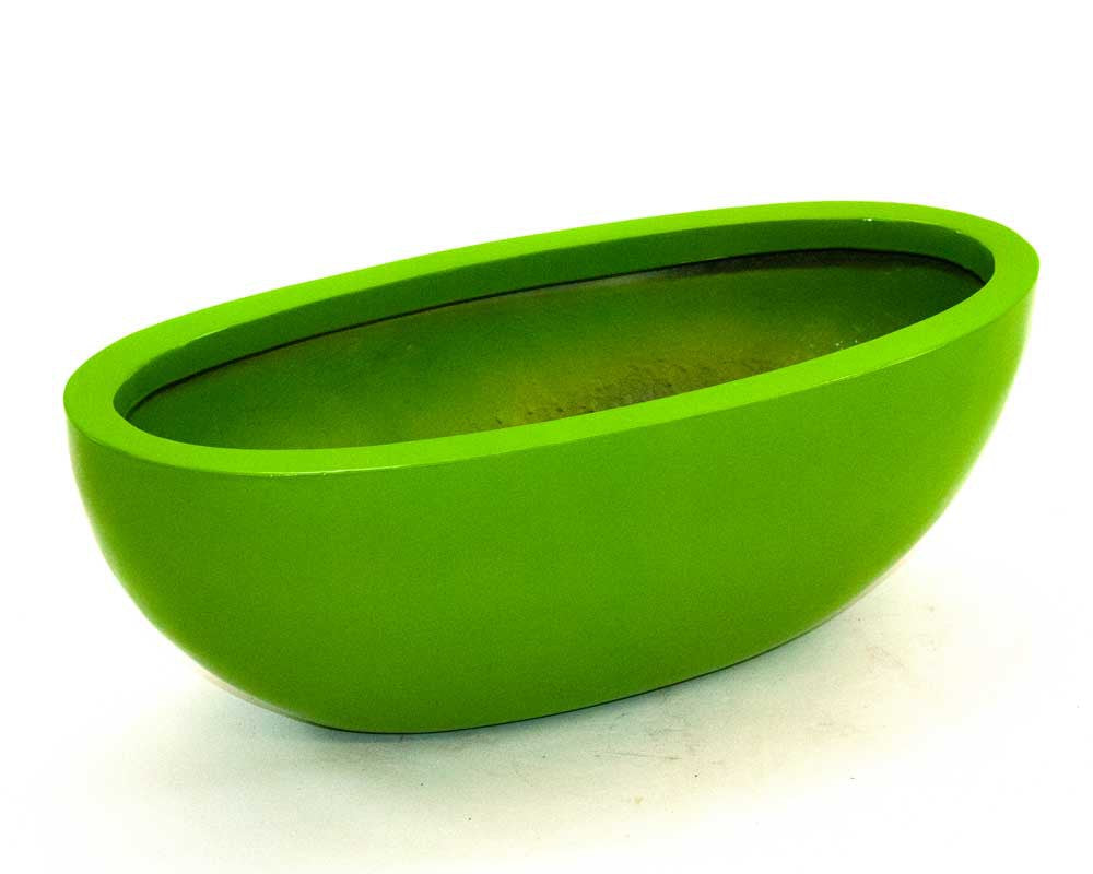 Ovale Pflanzschale aus Fiberglas in Hochglanz Avocadogrün, schräg von oben vor hellem Hintergrund