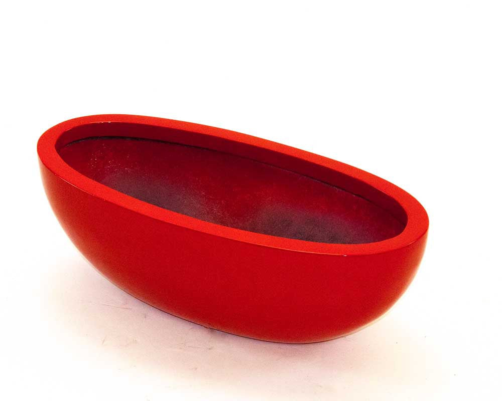 Ovale Pflanzschale aus Fiberglas in Hochglanz Rot, schräg von oben fotografiert vor weißem Hintergrund