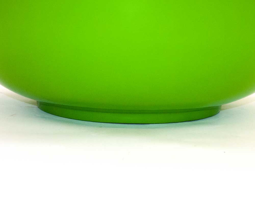 Detailansicht des unteren Bereichs einer runden Pflanzschale in Hochglanz Avocadogrün mit abgesetztem Standring