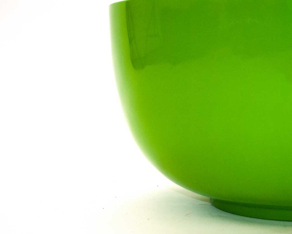 Ausschnitt einer runden Pflanzschale aus Fiberglas in Hochglanz Avocadogrün mit gewölbter Wand und Standring