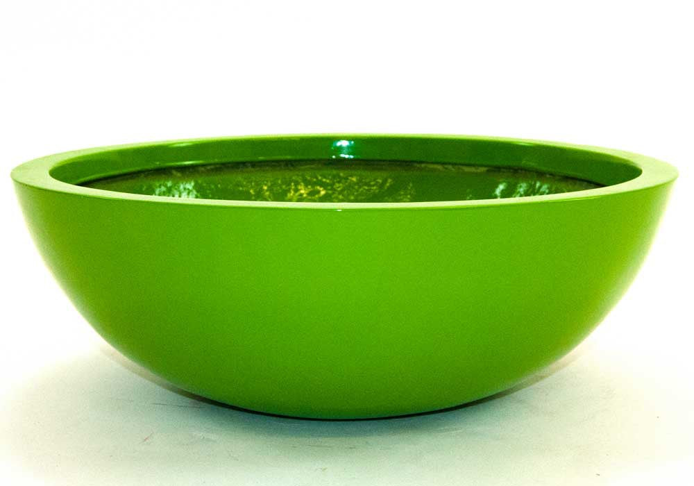Runde, flache Pflanzschale aus Fiberglas in glänzendem Avocadogrün, leer vor hellem Hintergrund
