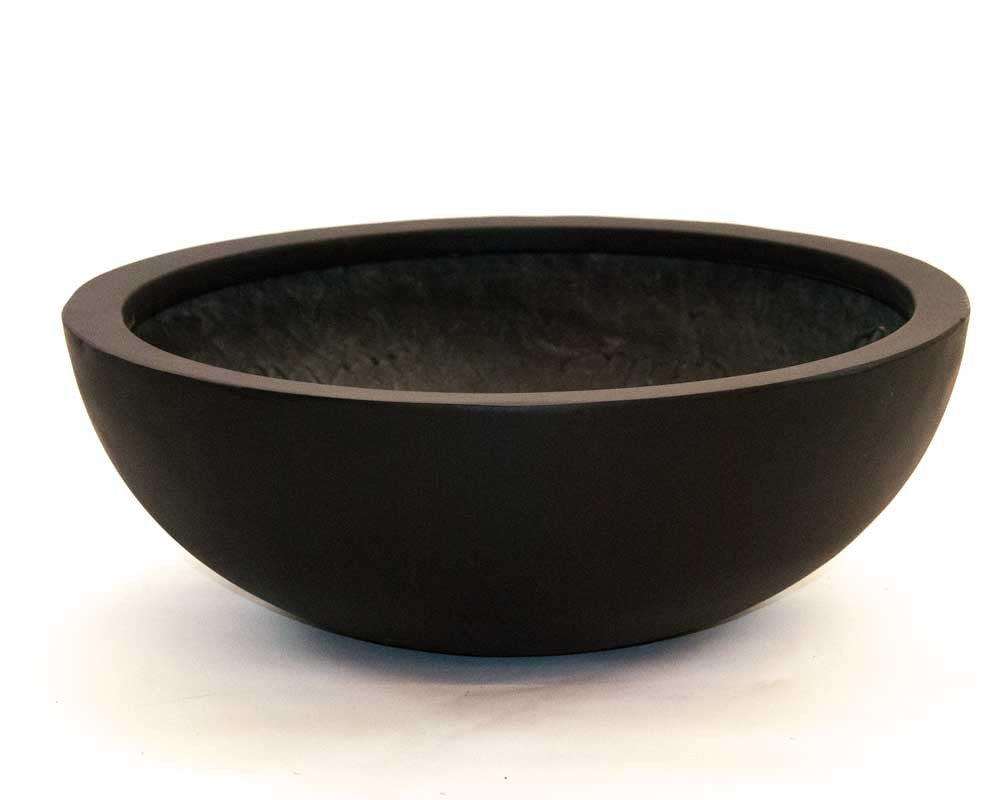 Runde, flache Pflanzschale aus Fiberglas in Schwarz-matt, leicht von oben gesehen vor hellem Hintergrund