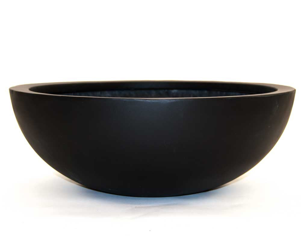 Runde, flache Pflanzschale aus Fiberglas in Schwarz-matt, seitlich von leicht oben vor weißem Hintergrund
