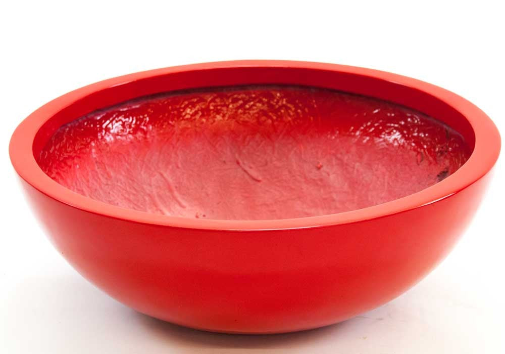 Runde flache Pflanzschale aus Fiberglas in Hochglanz Rot mit glänzender Außenseite und strukturierter Innenfläche