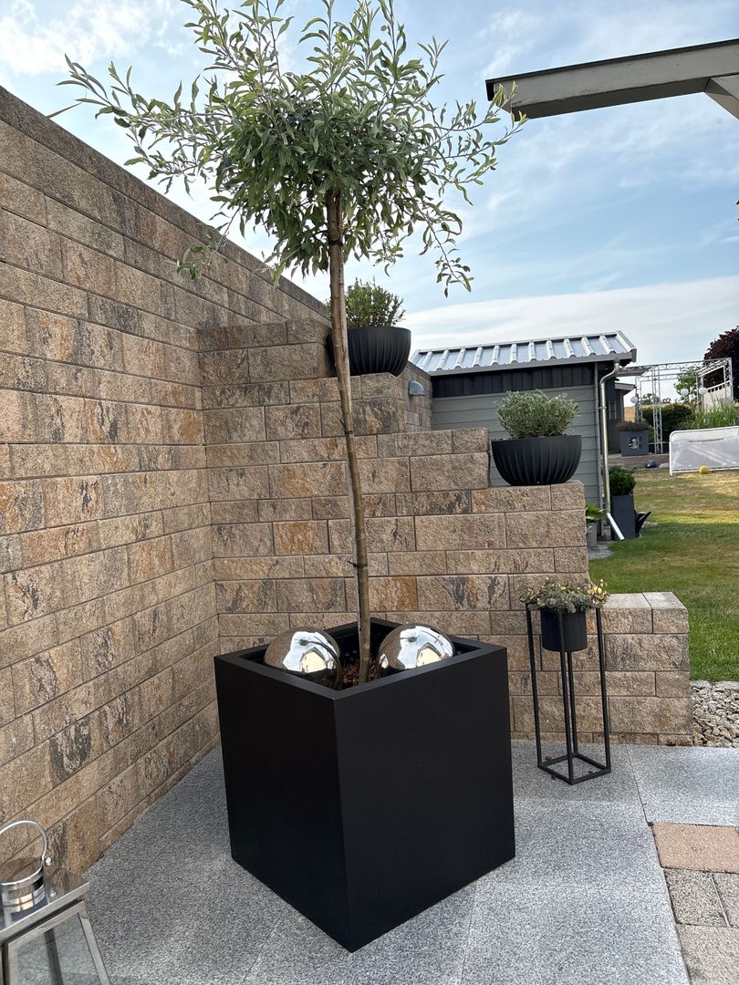 Pflanzkübel Fiberglas quadratisch 50x50x50cm elegant schwarz-matt mit Hochstamm und silbernen Dekokugeln auf einer Granitterrasse